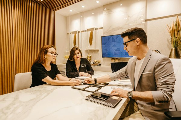 Bannières et roll up : les utilisations courantes de ces outils de communication